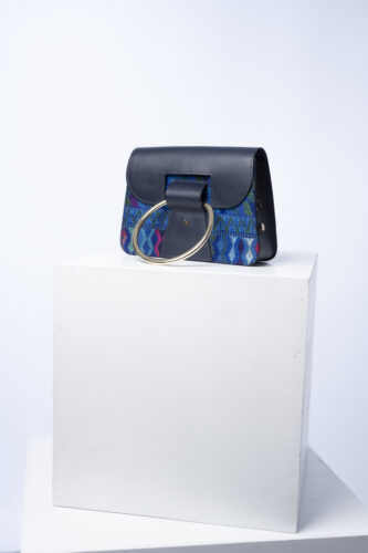 Sac à main en cuir et Huipil de Marimba Couture, modèle El Nativo de couleur bleu