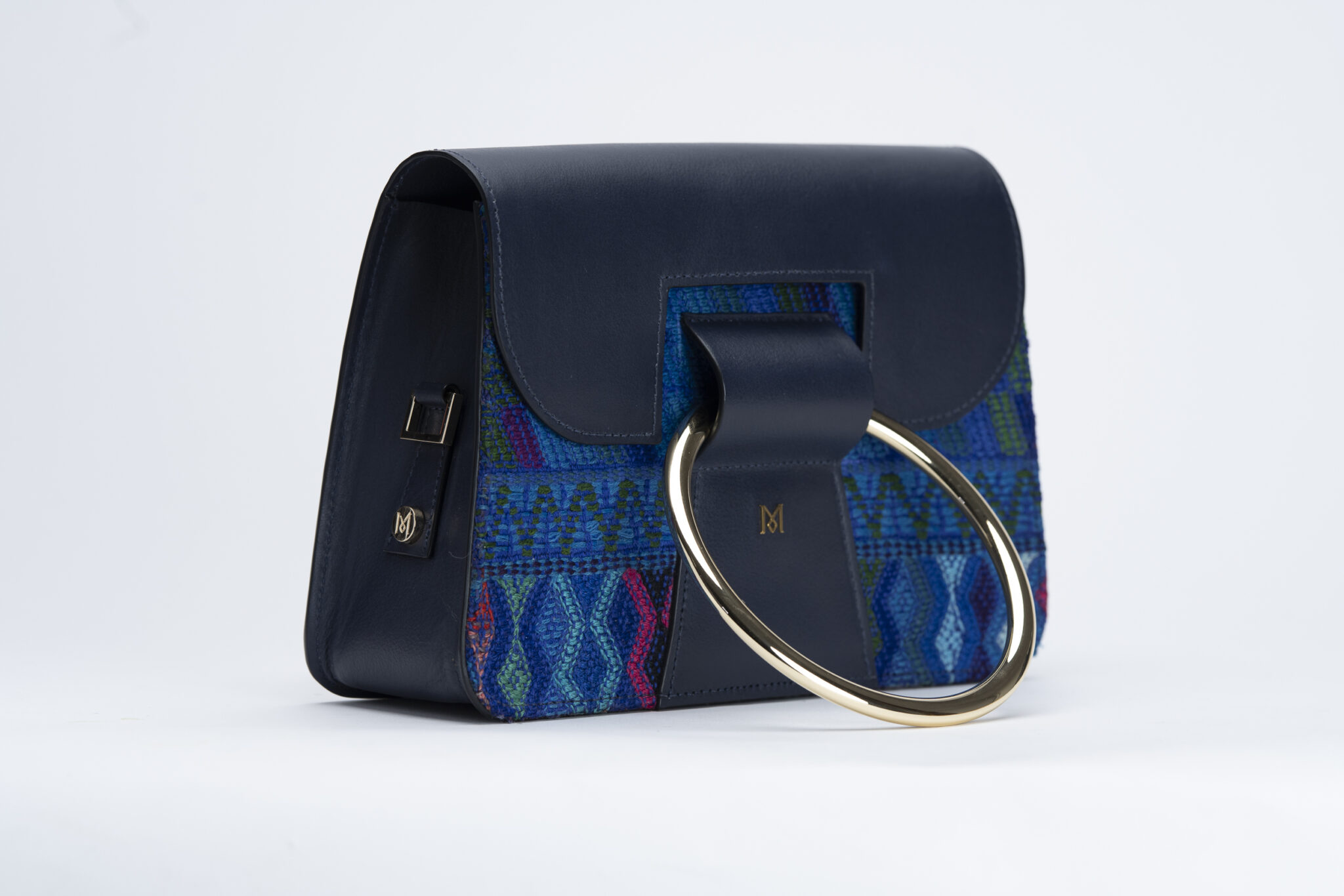 Sac à main en cuir et Huipil de Marimba Couture, modèle El Nativo de couleur bleu