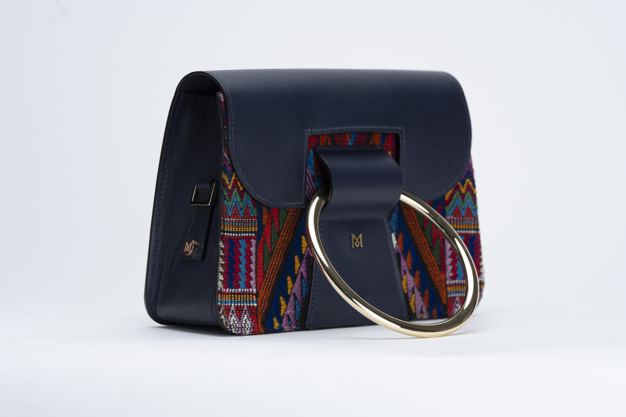 Sac à main en cuir et Huipil de Marimba Couture, modèle El Nativo de couleur bleu