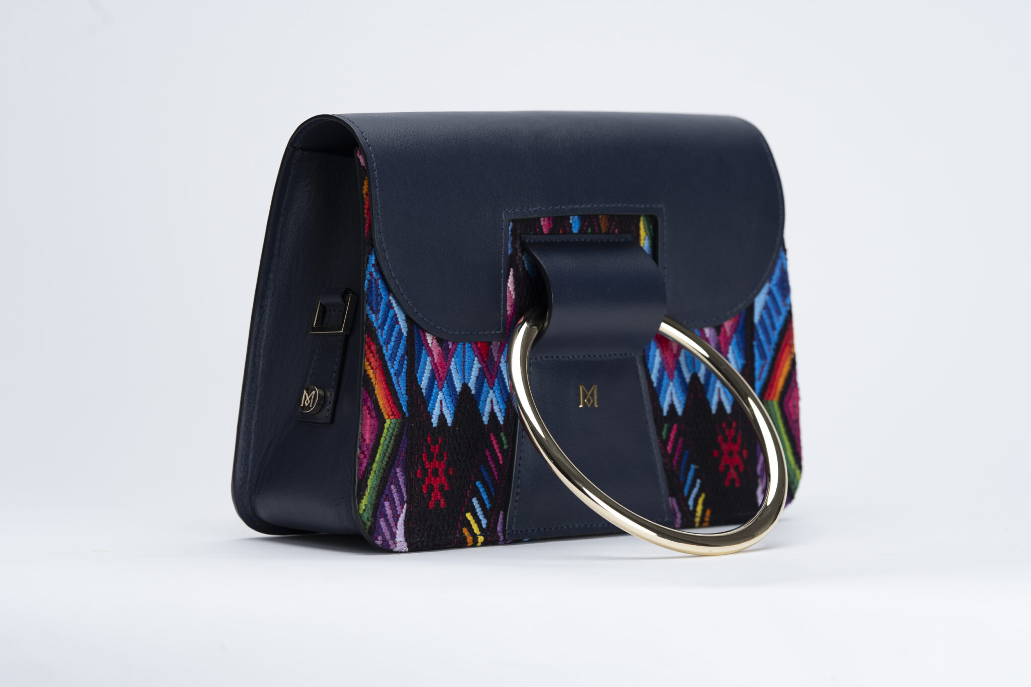 Sac à main en cuir et Huipil de Marimba Couture, modèle El Nativo de couleur bleu