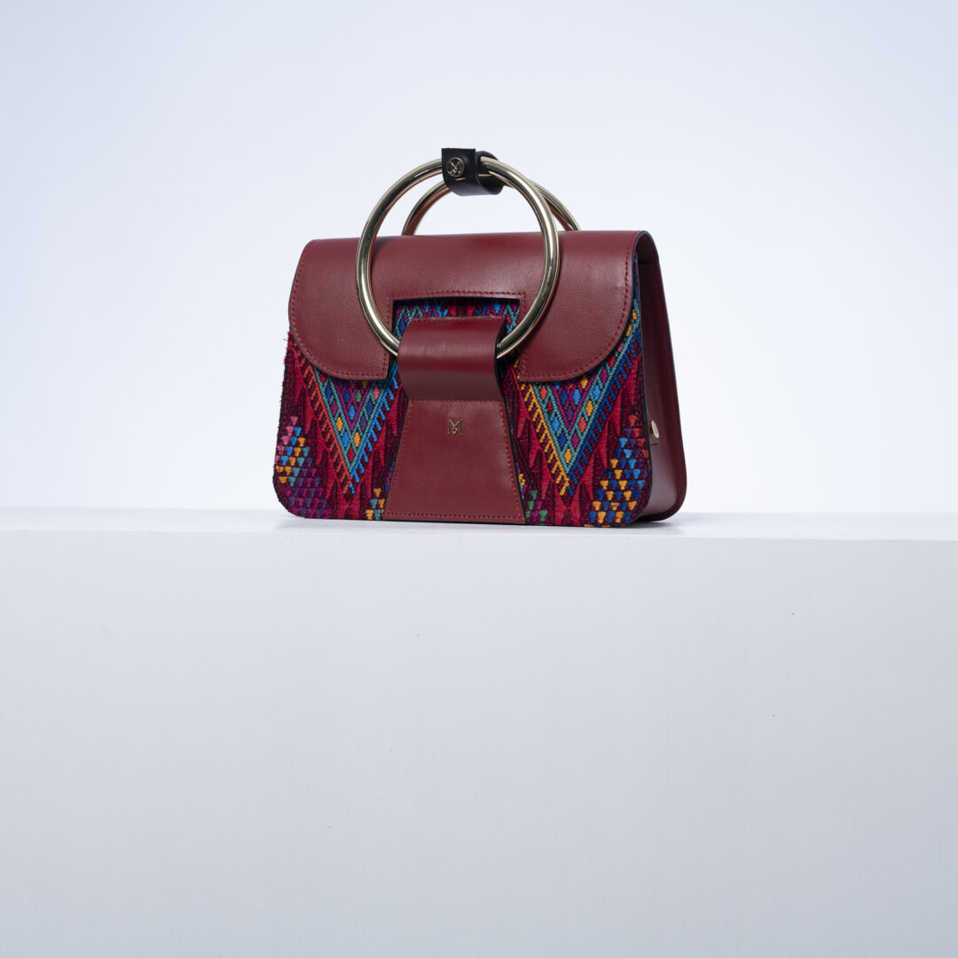 Sac à main en cuir et Huipil de Marimba Couture, modèle El Nativo de couleur rouge