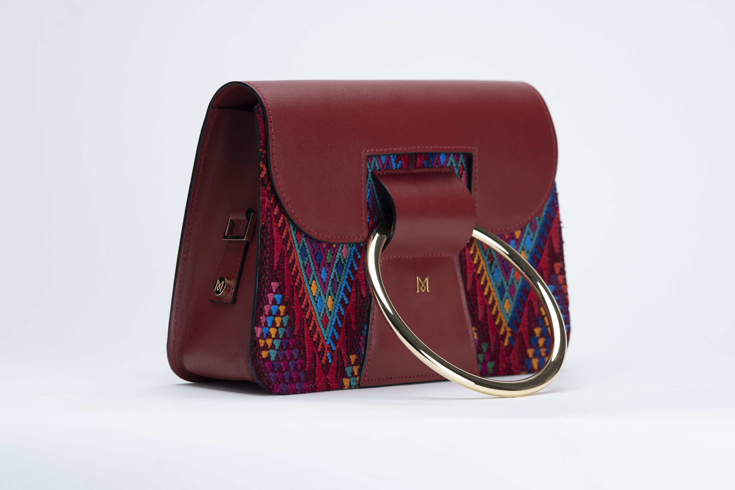 Accords cuir lisse et façade huipil