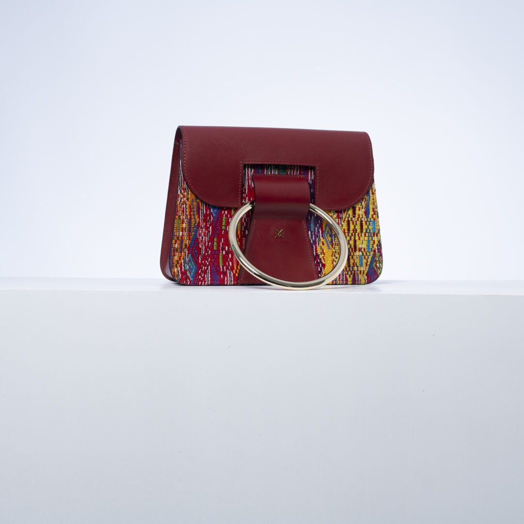 Sac à main en cuir et Huipil de Marimba Couture, modèle El Nativo de couleur rouge