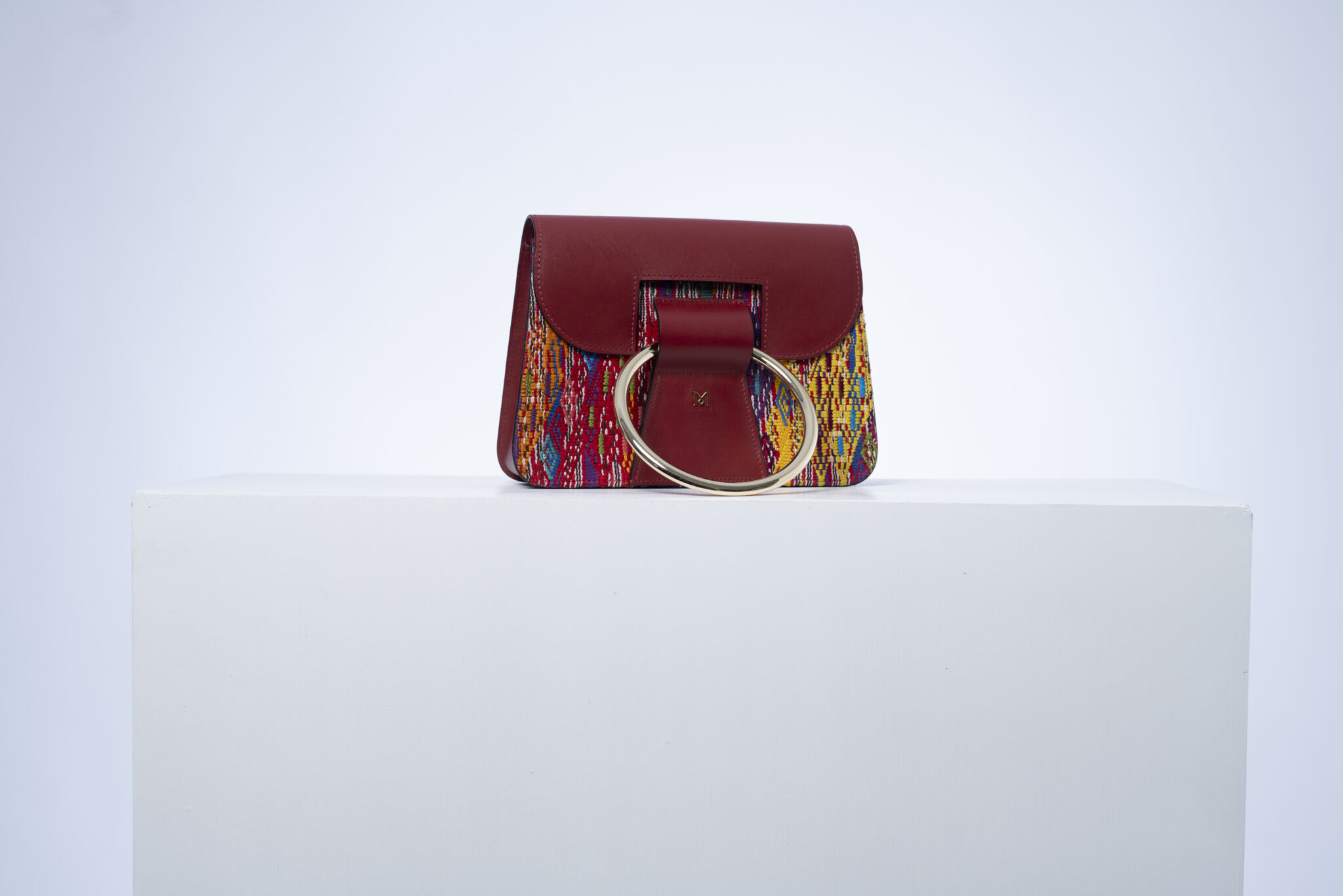 Sac à main en cuir et Huipil de Marimba Couture, modèle El Nativo de couleur rouge