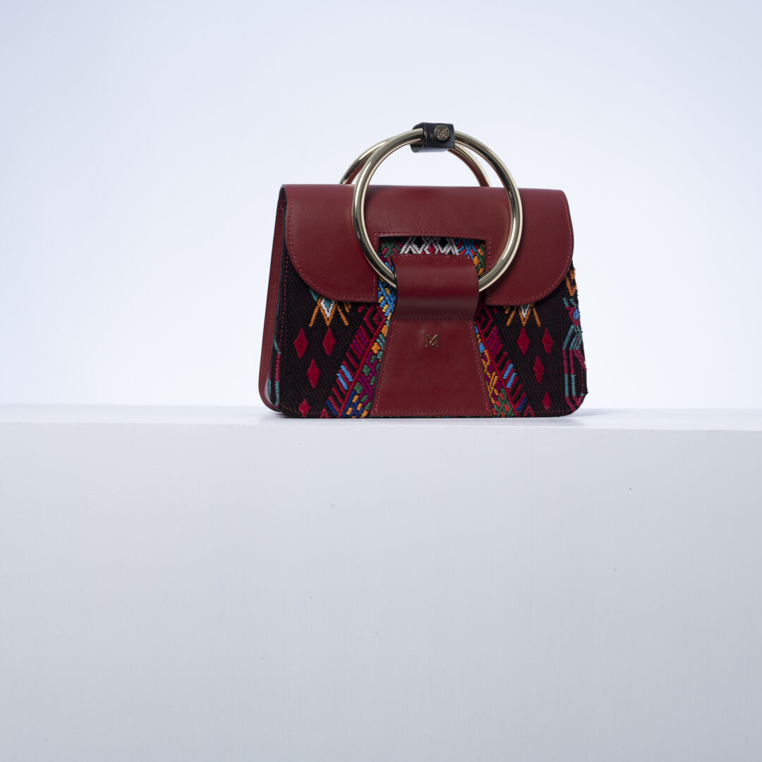 Sac à main en cuir et Huipil de Marimba Couture, modèle El Nativo de couleur rouge