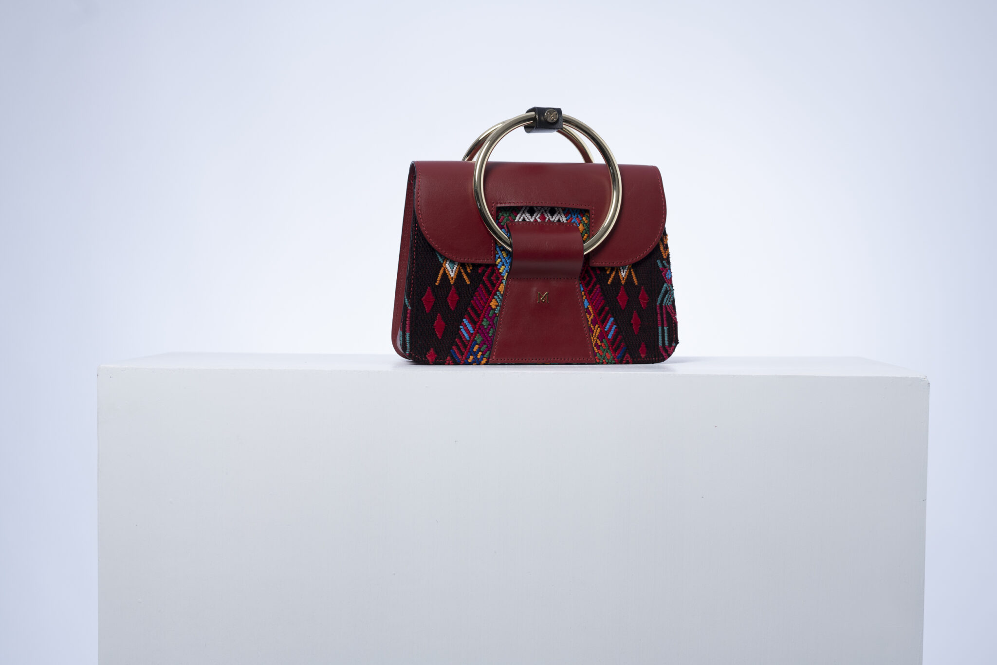 Sac à main en cuir et Huipil de Marimba Couture, modèle El Nativo de couleur rouge