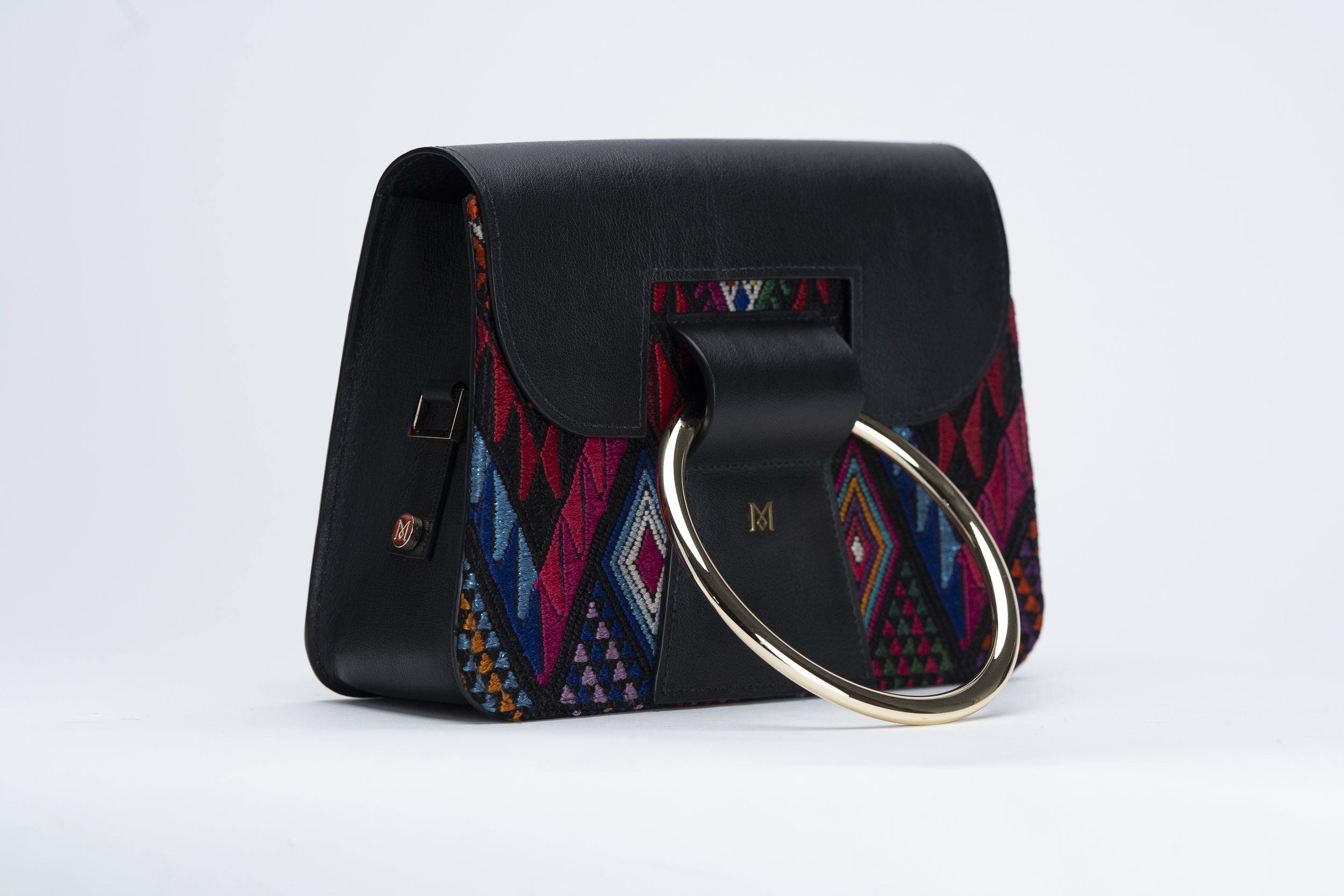 Sac à main en cuir et Huipil de Marimba Couture, modèle El Nativo de couleur noir