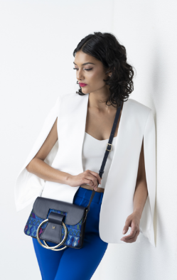 Sac à main en cuir et Huipil de Marimba Couture, modèle El Nativo de couleur bleu