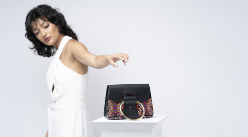 Sac à main en cuir et Huipil de Marimba Couture, modèle El Nativo de couleur noir