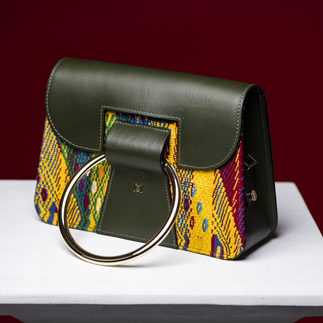 Sac à main en cuir et Huipil de Marimba Couture, modèle El Nativo de couleur verte