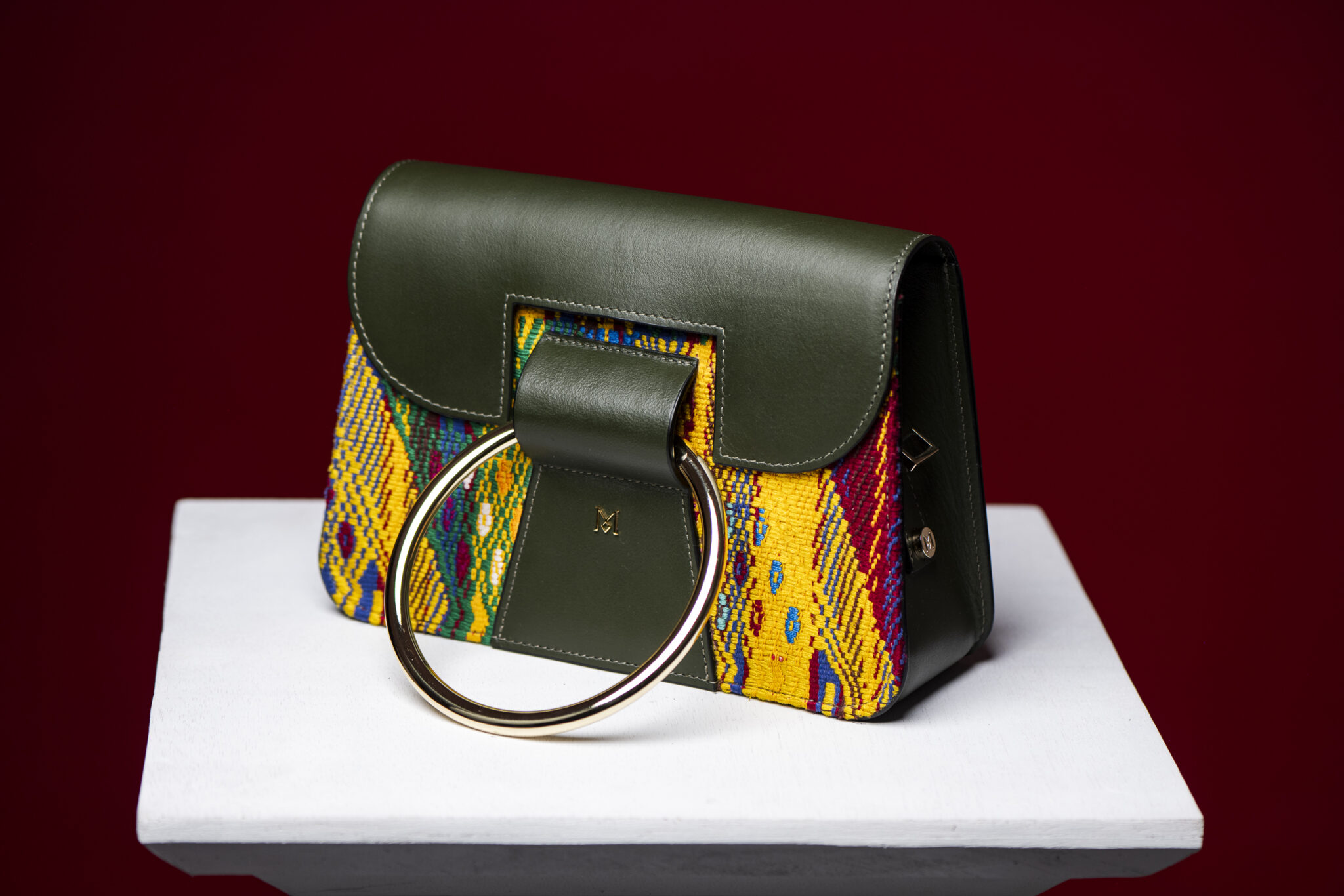 Sac à main en cuir et Huipil de Marimba Couture, modèle El Nativo de couleur verte