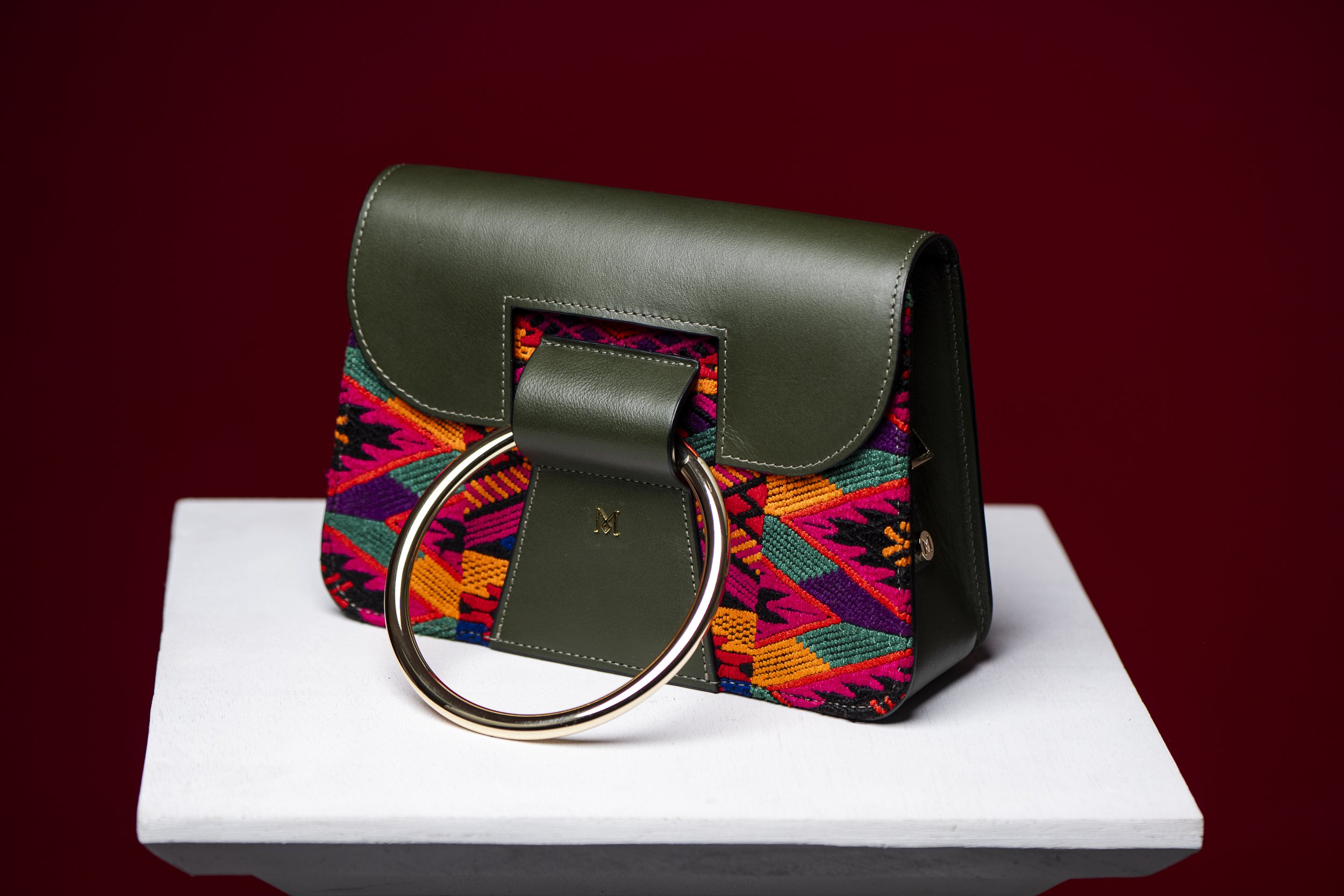Huipil — dominante froide et accent rouge