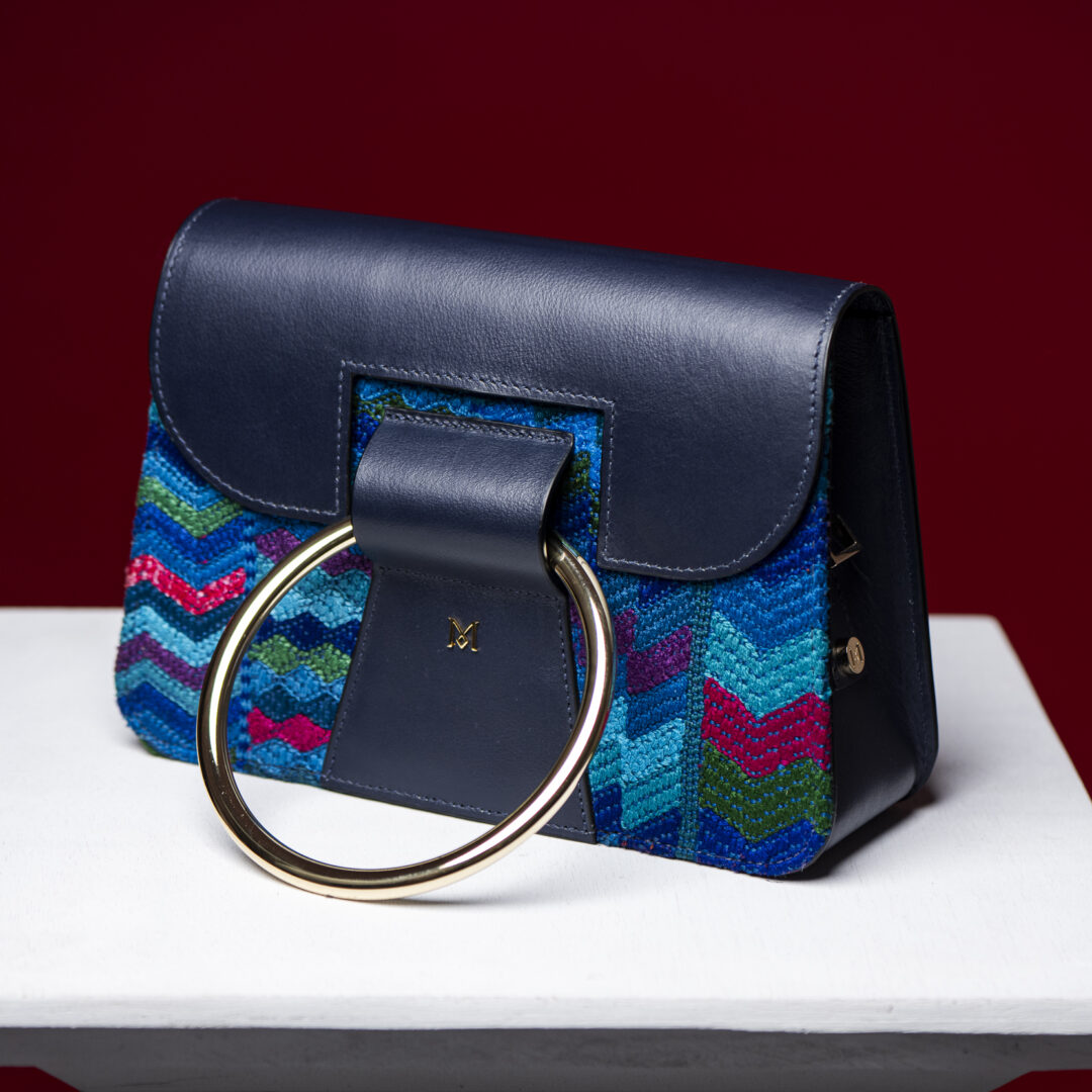 Sac à main en cuir et Huipil de Marimba Couture, modèle El Nativo de couleur bleu