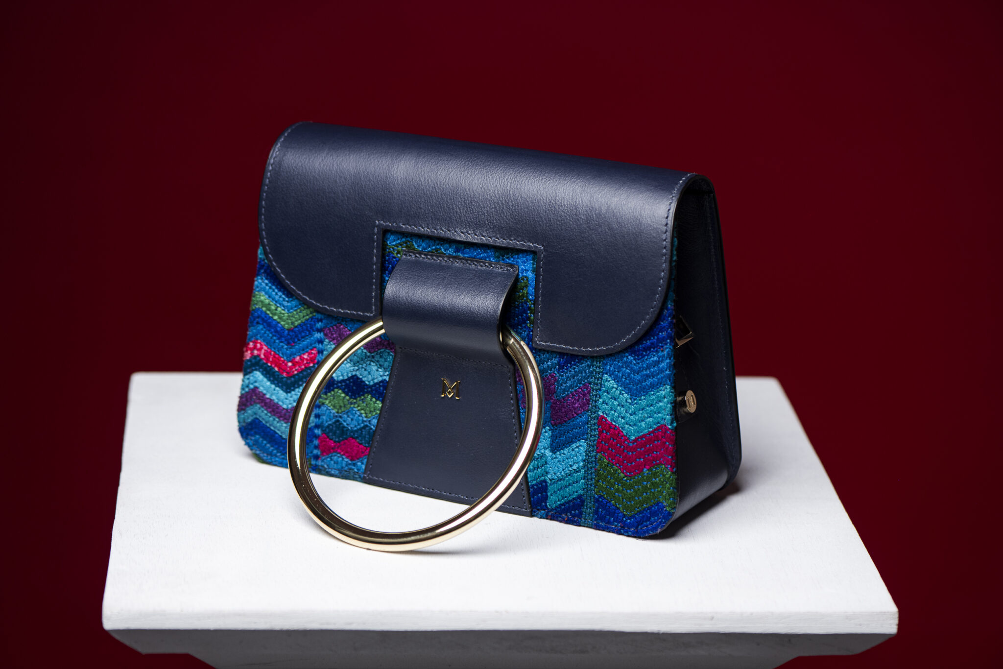 Sac à main en cuir et Huipil de Marimba Couture, modèle El Nativo de couleur bleu