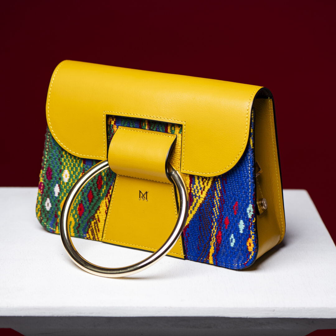 Sac à main en cuir et Huipil de Marimba Couture, modèle El Nativo de couleur jaune