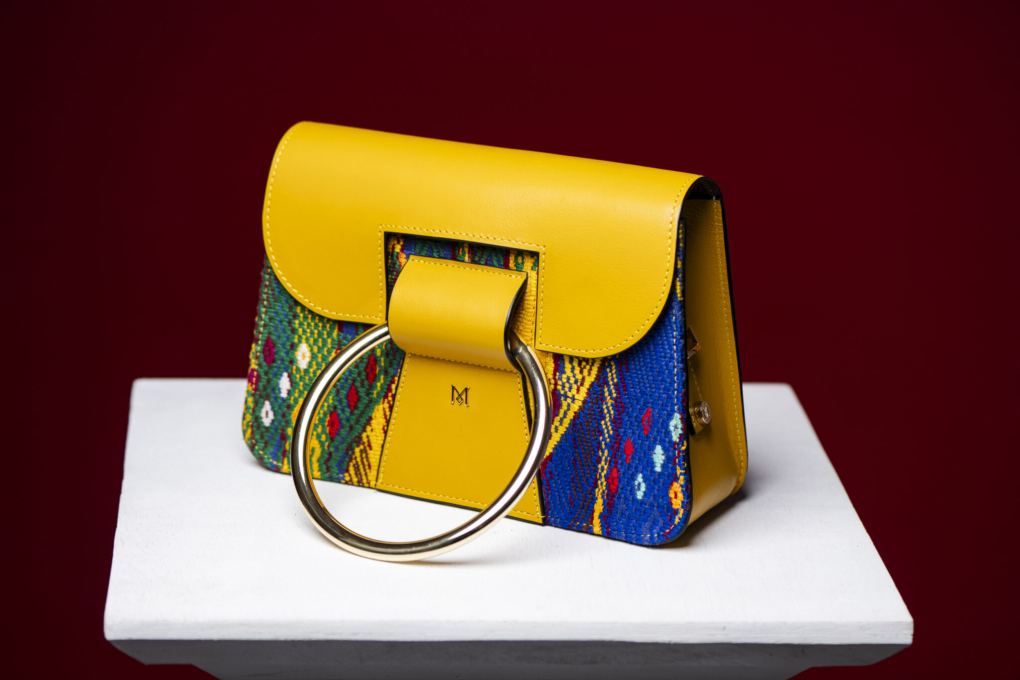 Sac à main en cuir et Huipil de Marimba Couture, modèle El Nativo de couleur jaune