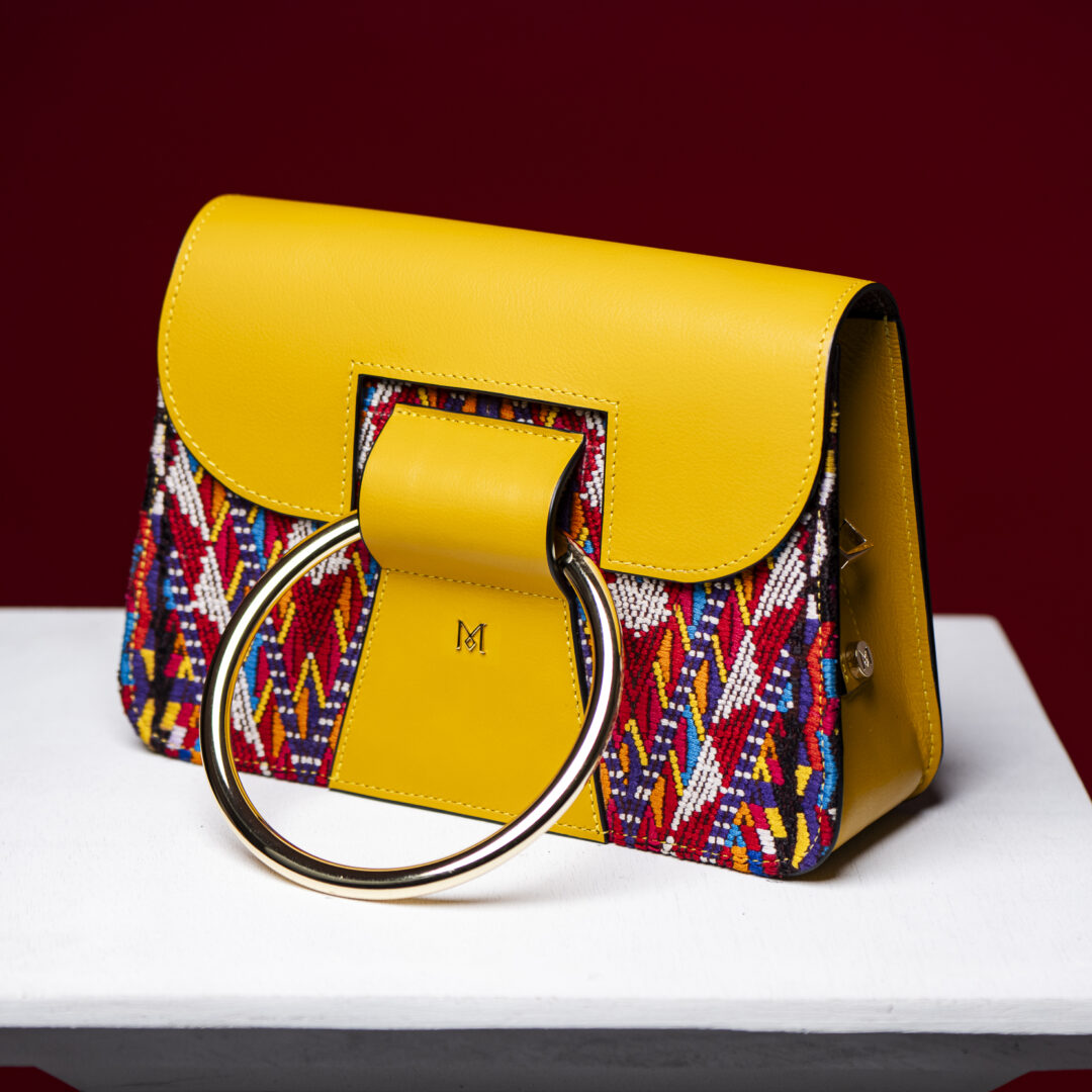 Sac à main en cuir et Huipil de Marimba Couture, modèle El Nativo de couleur jaune