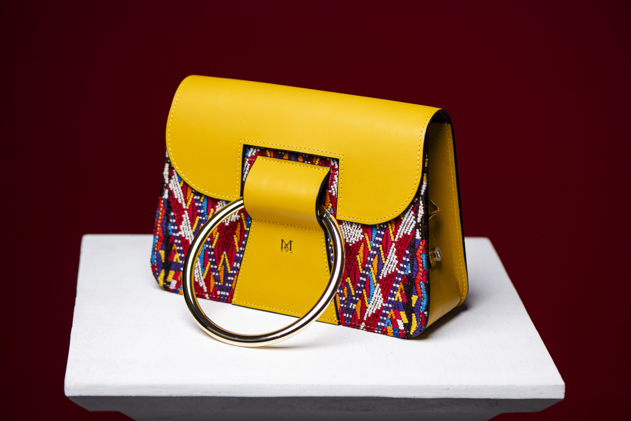 Sac à main en cuir et Huipil de Marimba Couture, modèle El Nativo de couleur jaune