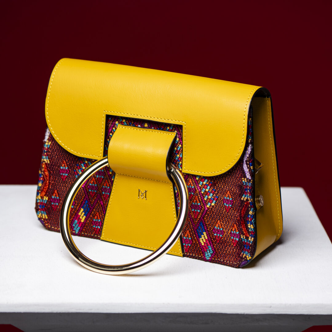 Sac à main en cuir et Huipil de Marimba Couture, modèle El Nativo de couleur jaune