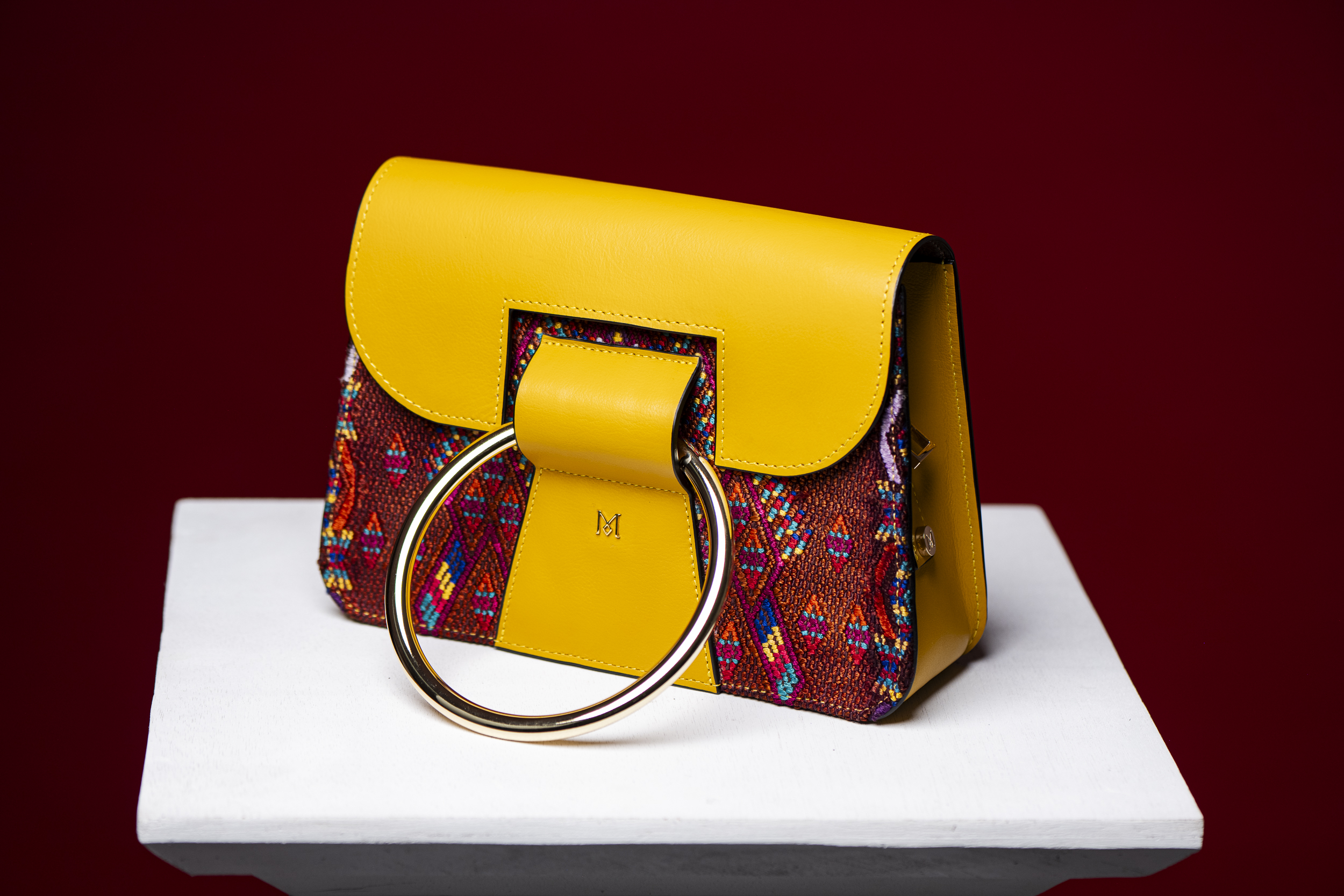 Sac à main en cuir et Huipil de Marimba Couture, modèle El Nativo de couleur jaune