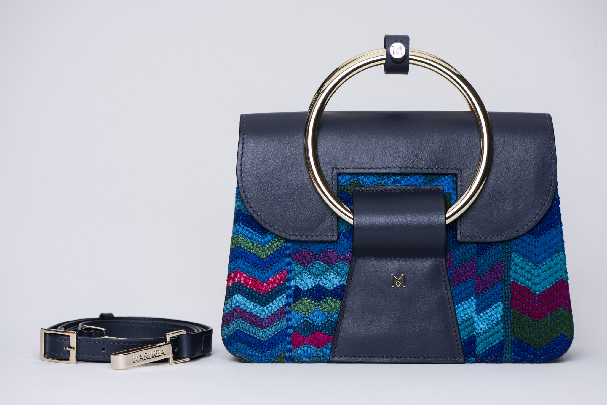 Sac à main en cuir et Huipil de Marimba Couture, modèle El Nativo de couleur bleu