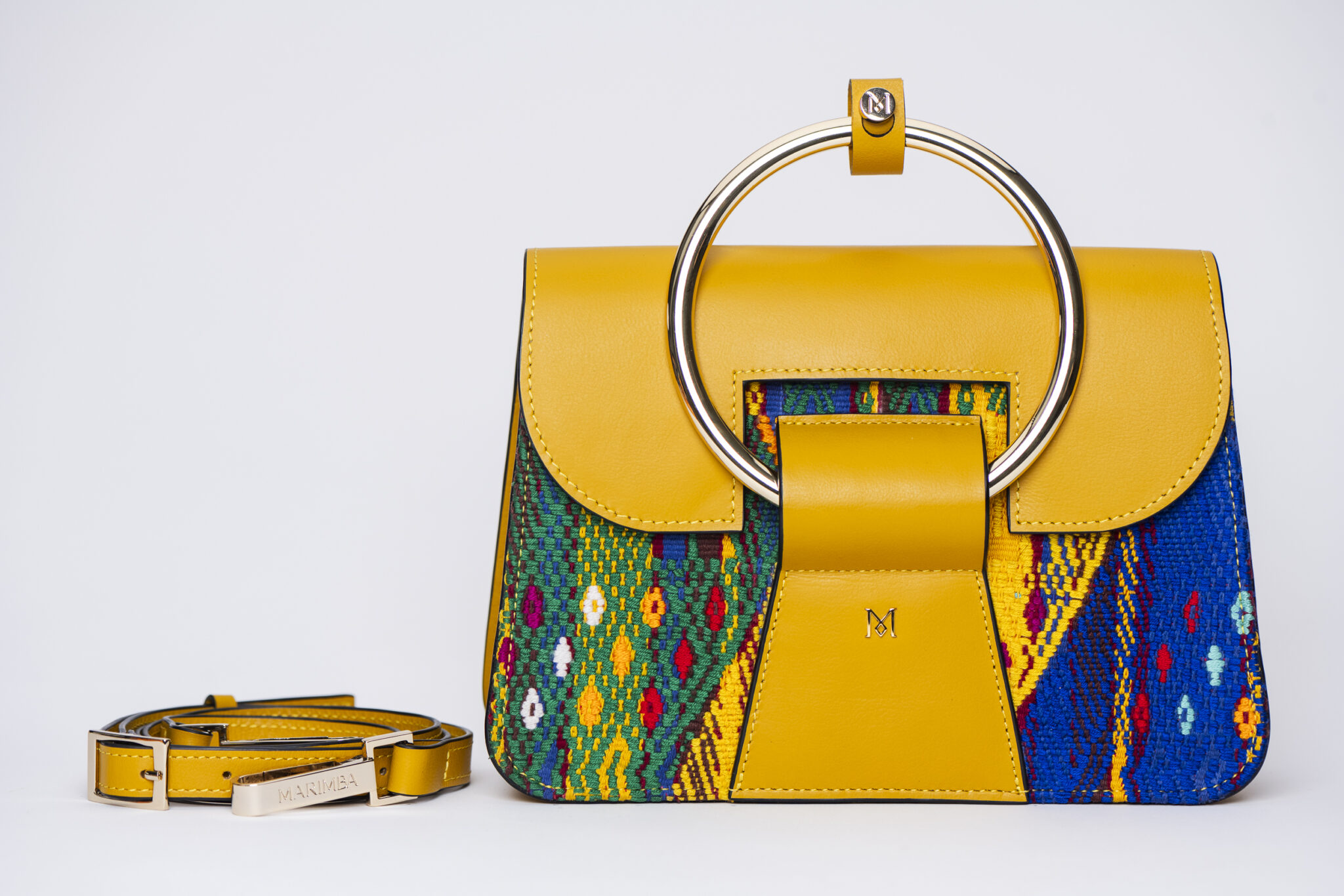 Sac à main en cuir et Huipil de Marimba Couture, modèle El Nativo de couleur jaune