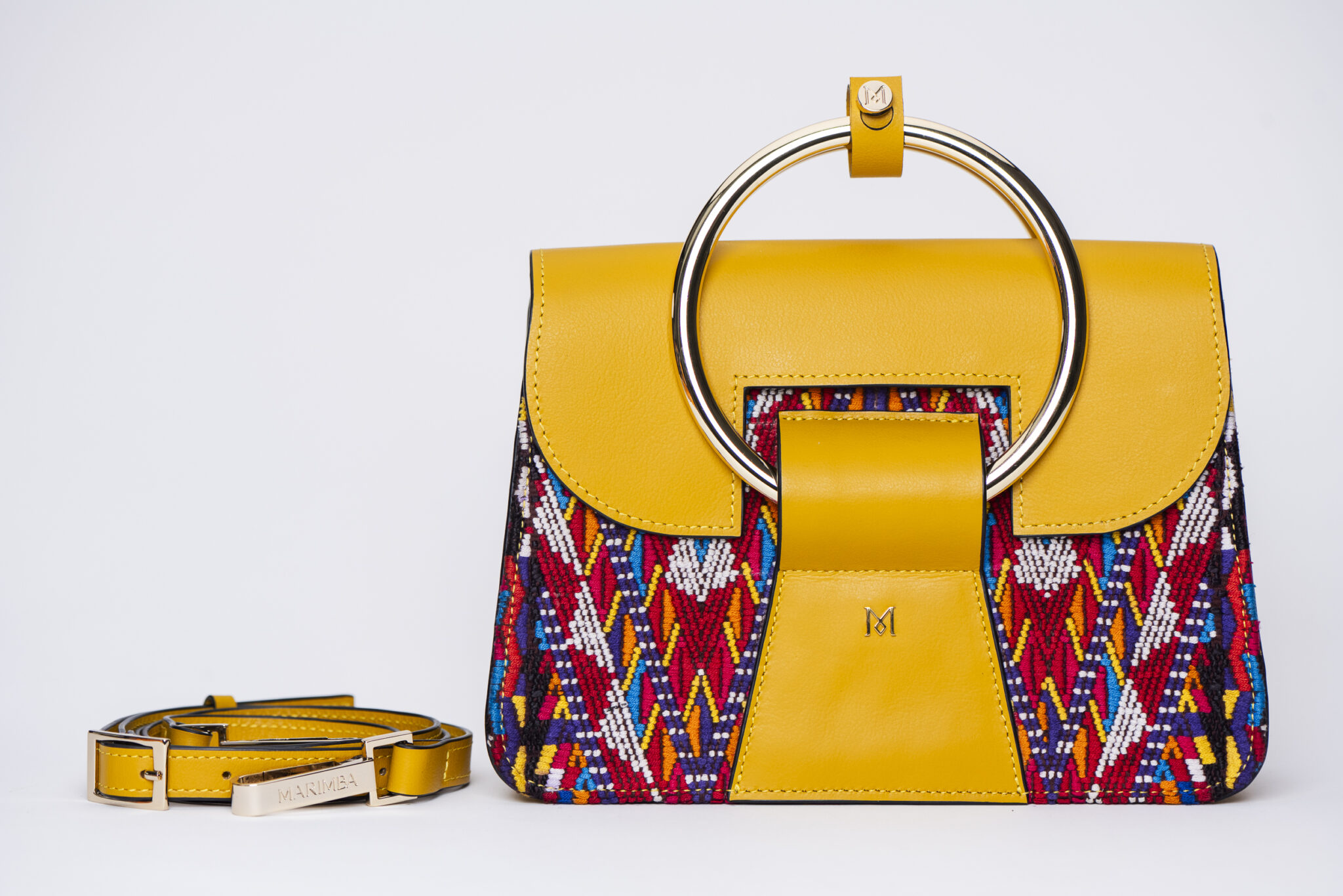 Sac à main en cuir et Huipil de Marimba Couture, modèle El Nativo de couleur jaune