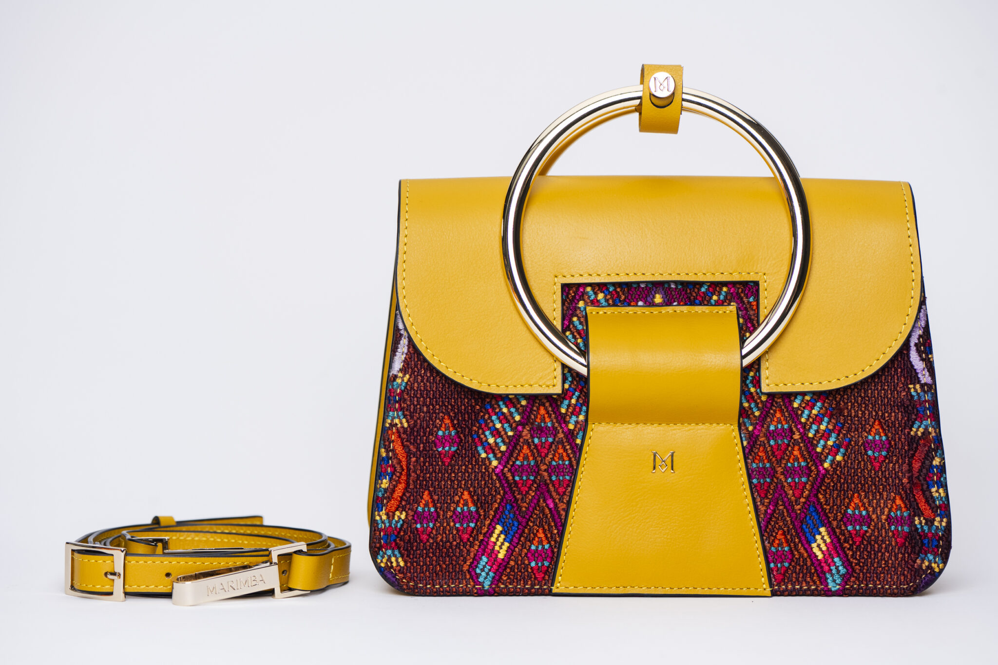 Sac à main en cuir et Huipil de Marimba Couture, modèle El Nativo de couleur jaune