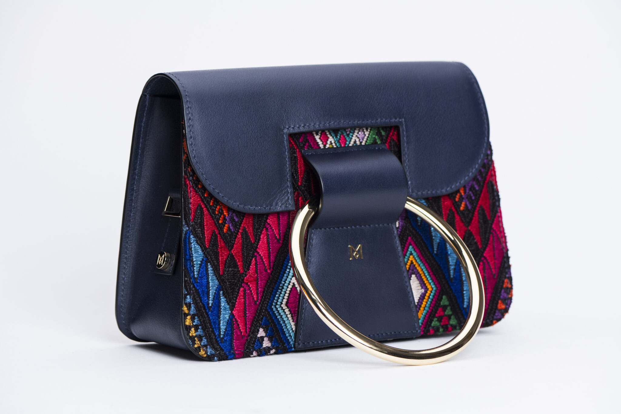 Sac à main en cuir et Huipil de Marimba Couture, modèle El Nativo de couleur bleu