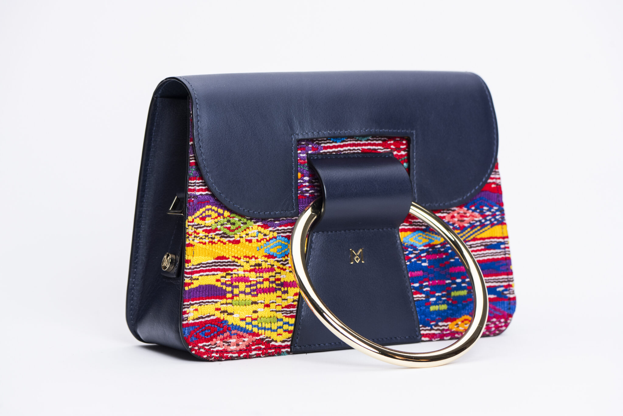 Sac à main en cuir et Huipil de Marimba Couture, modèle El Nativo de couleur bleu