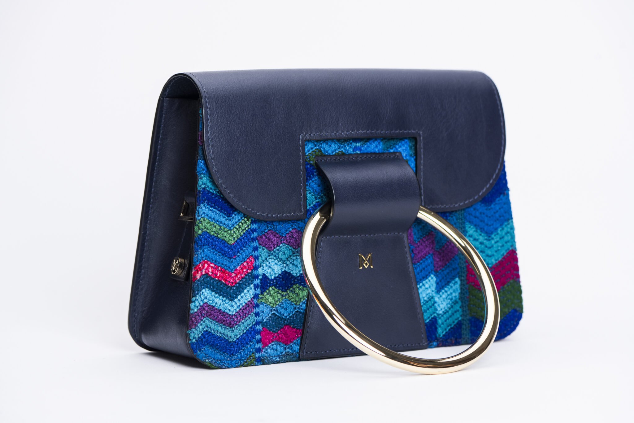 Sac à main en cuir et Huipil de Marimba Couture, modèle El Nativo de couleur bleu