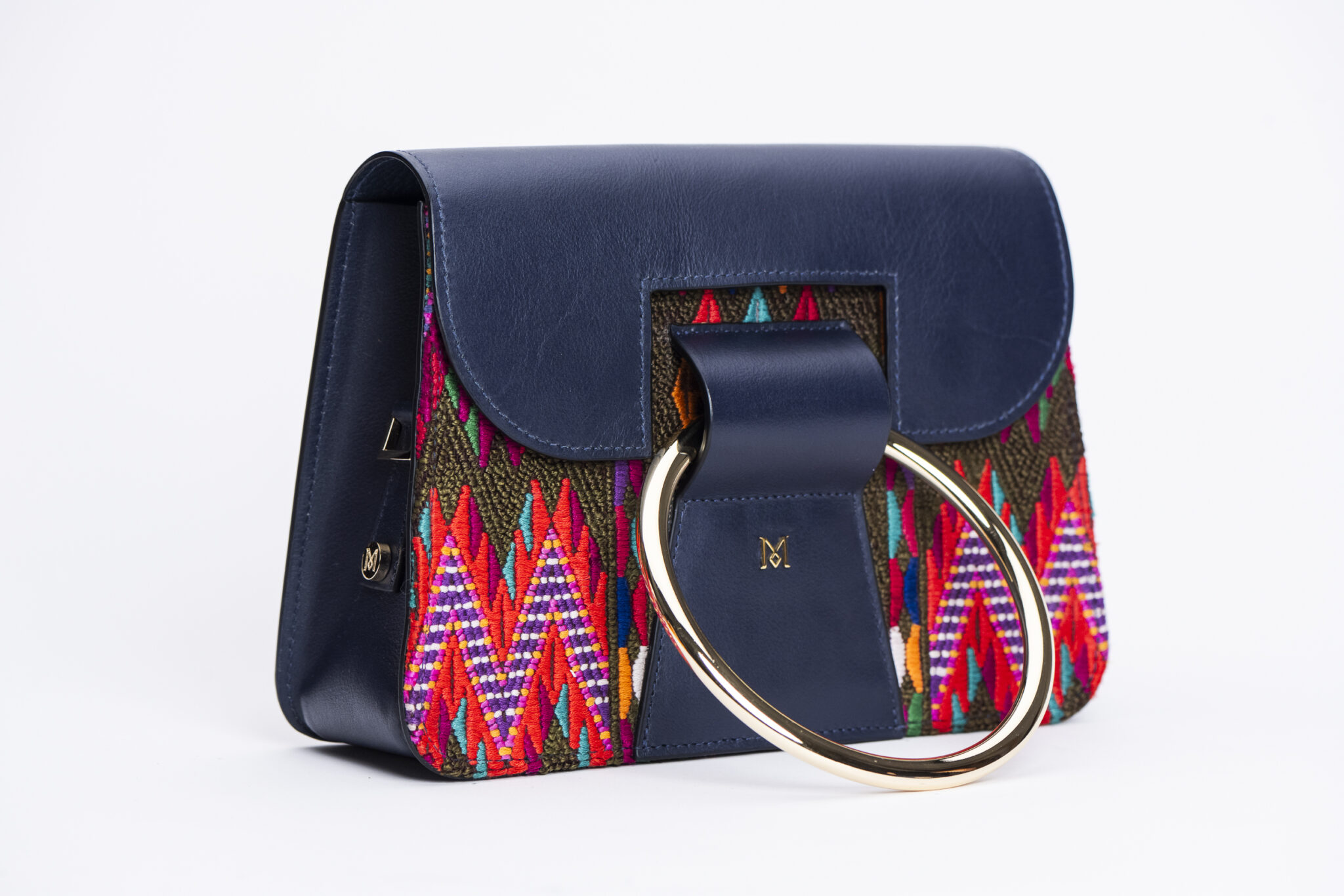 Sac à main en cuir et Huipil de Marimba Couture, modèle El Nativo de couleur bleu