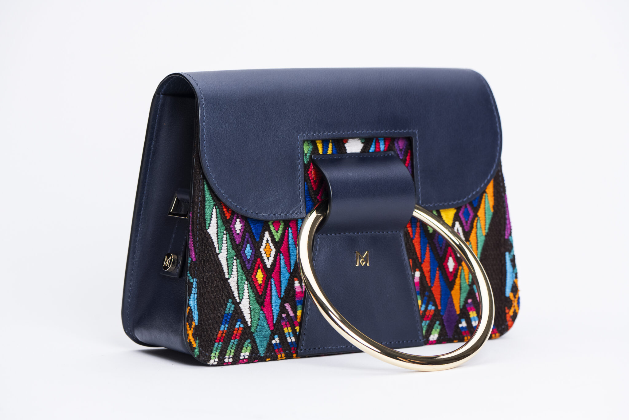 Sac à main en cuir et Huipil de Marimba Couture, modèle El Nativo de couleur bleu