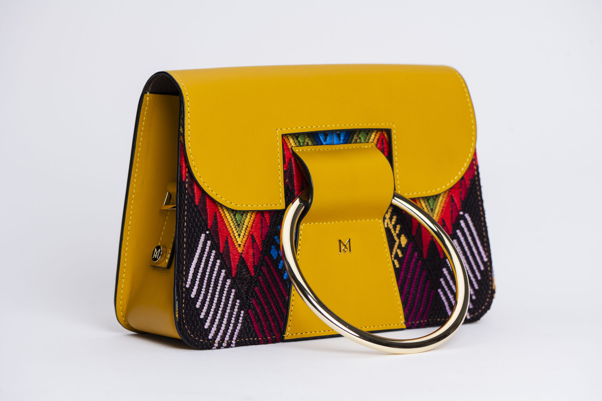 Sac à main en cuir et Huipil de Marimba Couture, modèle El Nativo de couleur jaune