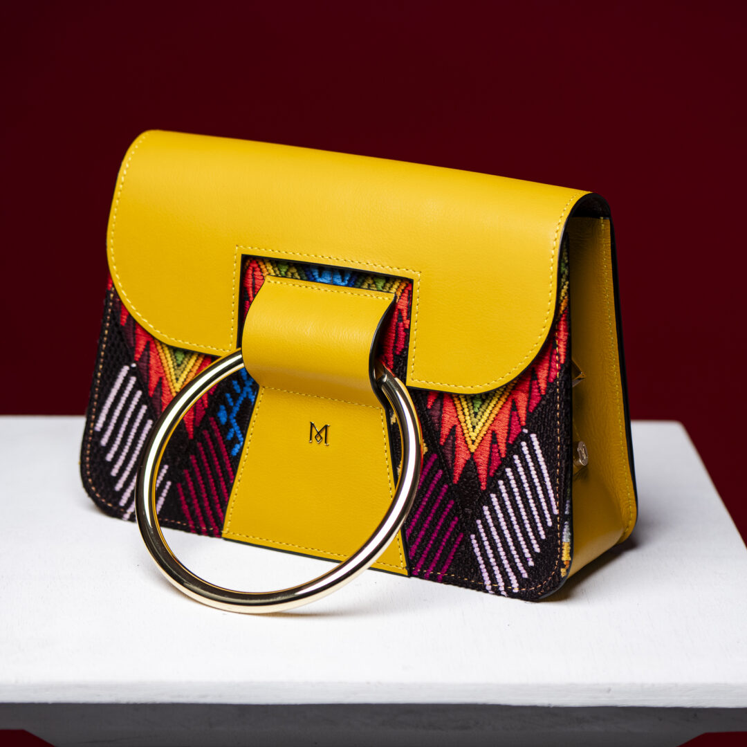 Sac à main en cuir et Huipil de Marimba Couture, modèle El Nativo de couleur jaune