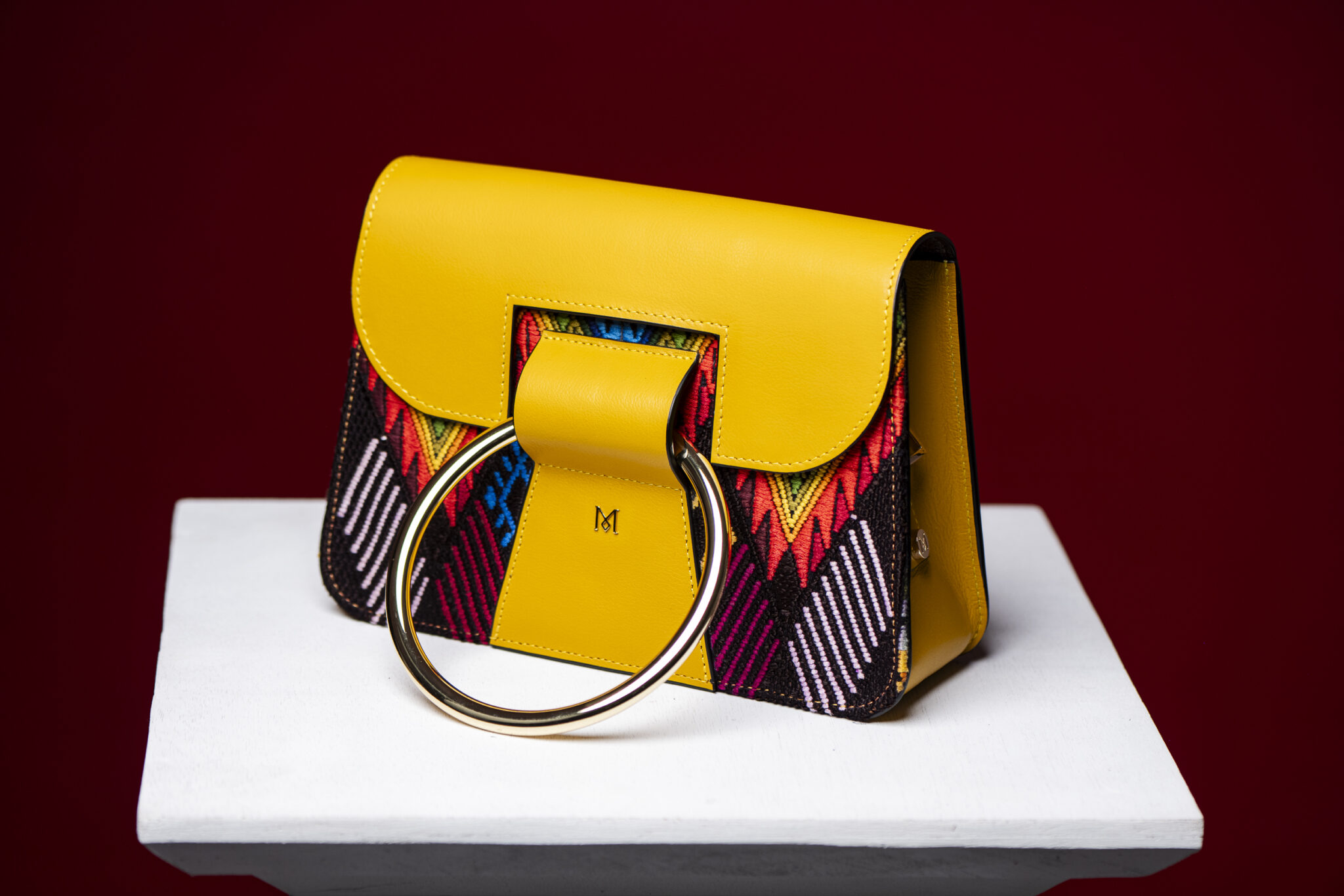 Sac à main en cuir et Huipil de Marimba Couture, modèle El Nativo de couleur jaune