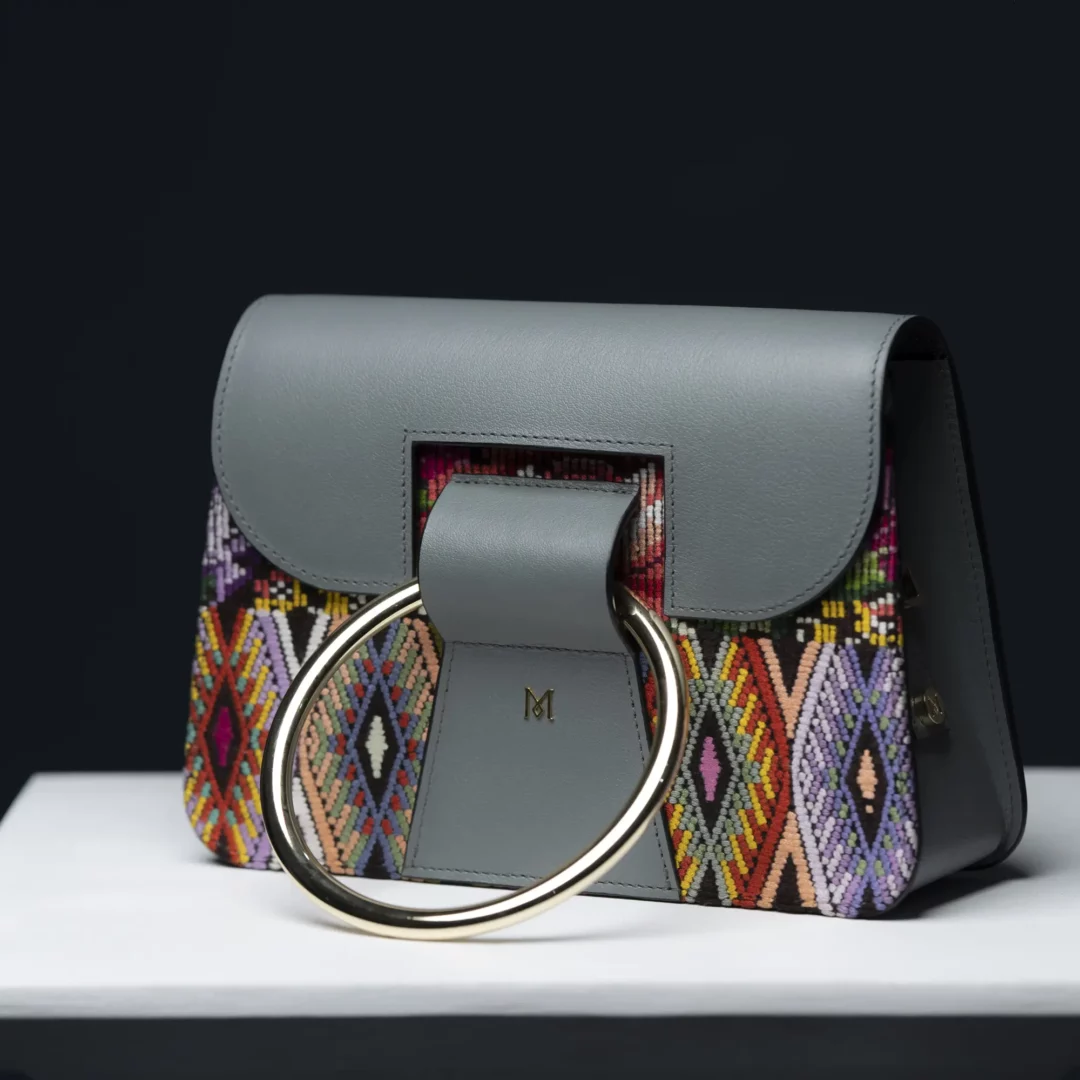 Sac à main en cuir et Huipil de Marimba Couture, modèle El Nativo de couleur gris