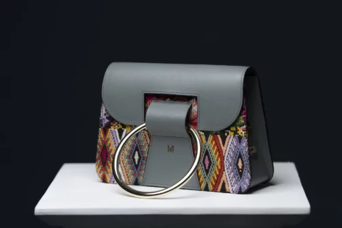 Sac à main en cuir et Huipil de Marimba Couture, modèle El Nativo de couleur gris