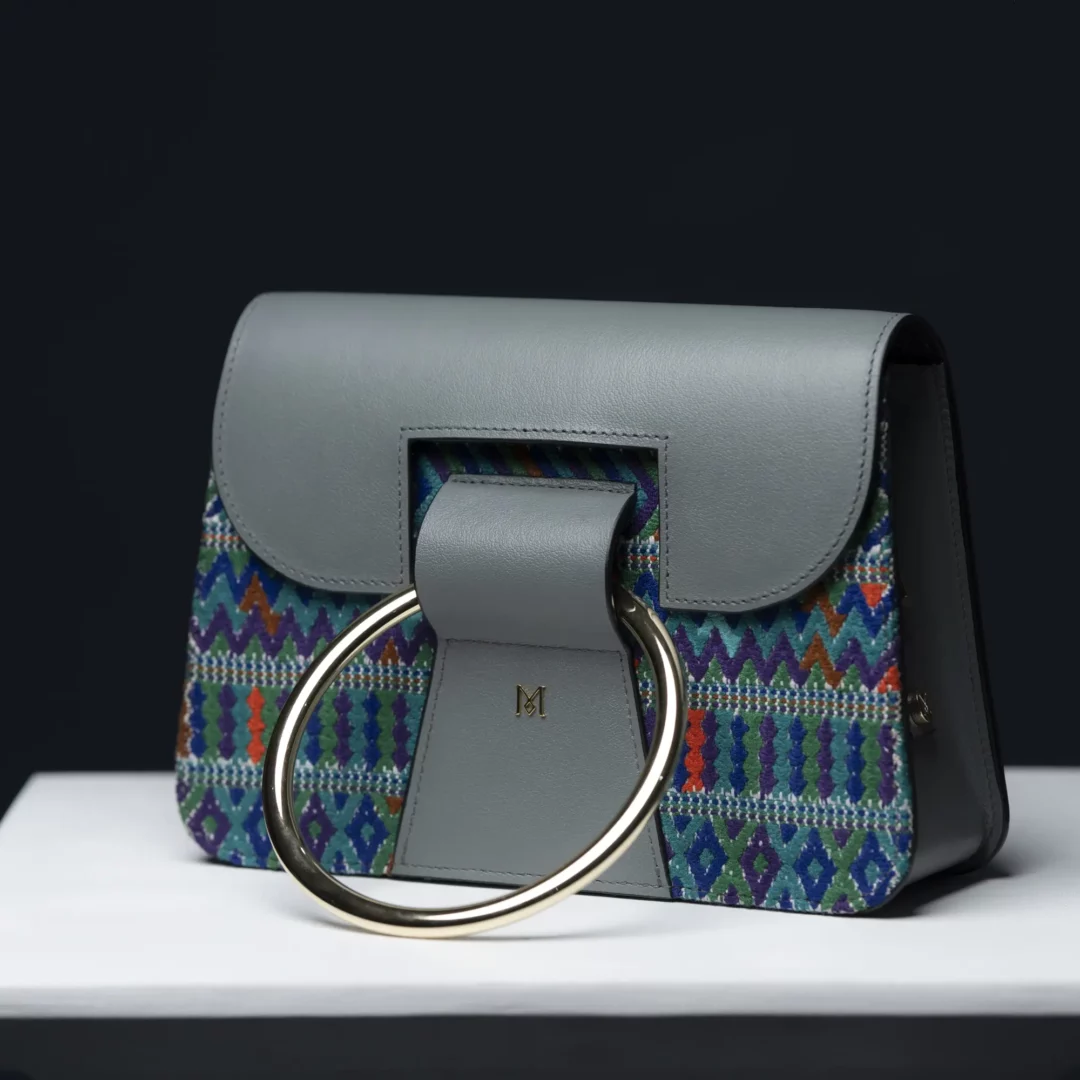 Sac à main en cuir et Huipil de Marimba Couture, modèle El Nativo de couleur gris