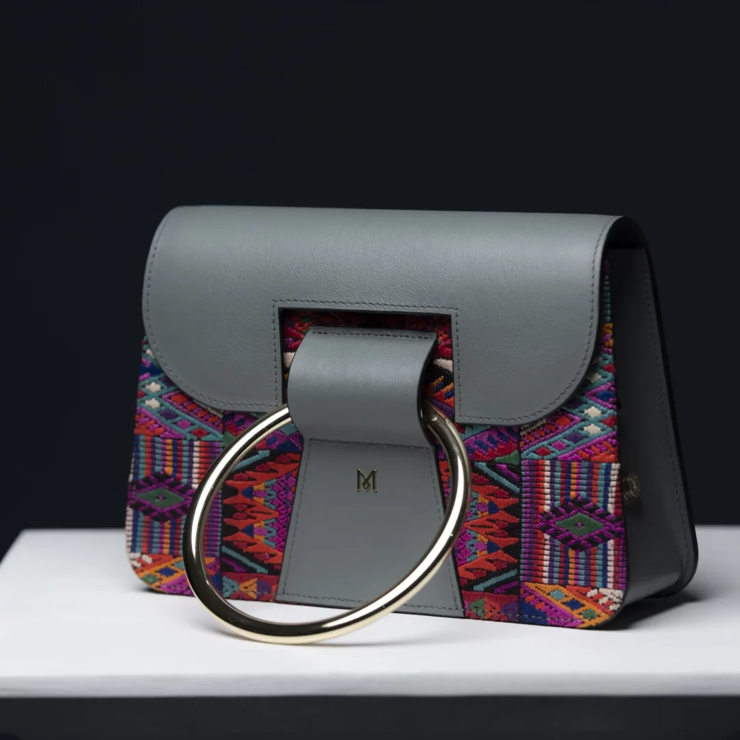 Sac à main en cuir et Huipil de Marimba Couture, modèle El Nativo de couleur gris
