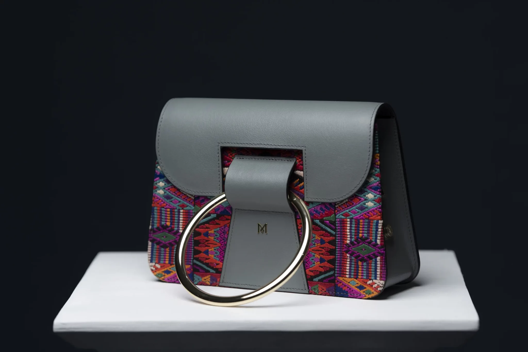 Sac à main en cuir et Huipil de Marimba Couture, modèle El Nativo de couleur gris