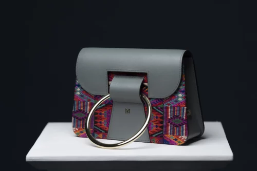 Sac à main en cuir et Huipil de Marimba Couture, modèle El Nativo de couleur gris