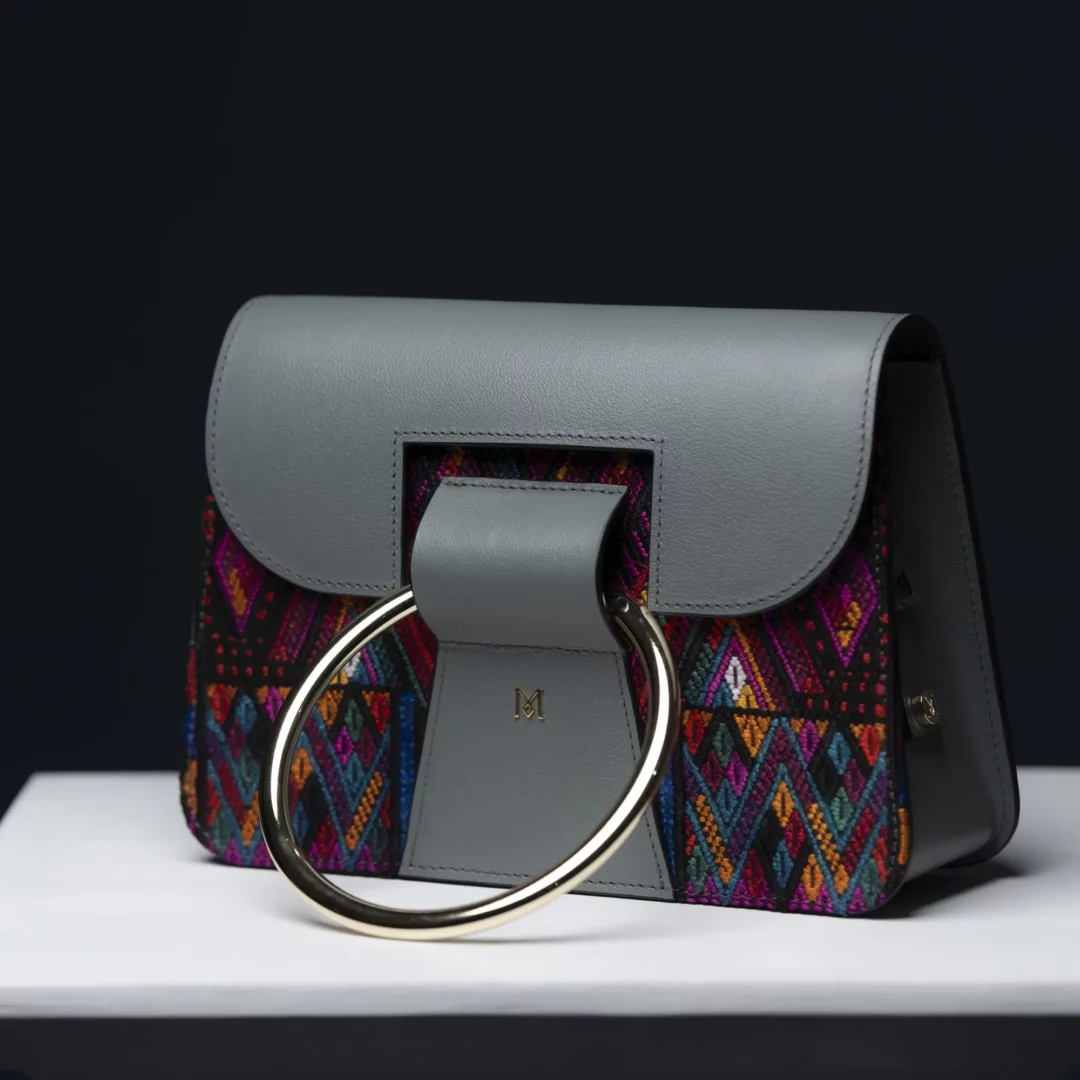 Sac à main en cuir et Huipil de Marimba Couture, modèle El Nativo de couleur gris