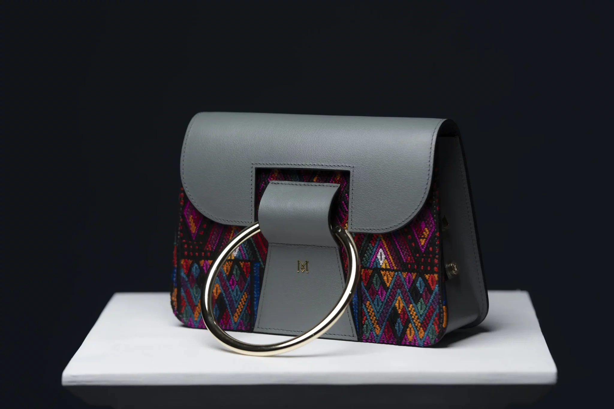 Sac à main en cuir et Huipil de Marimba Couture, modèle El Nativo de couleur gris