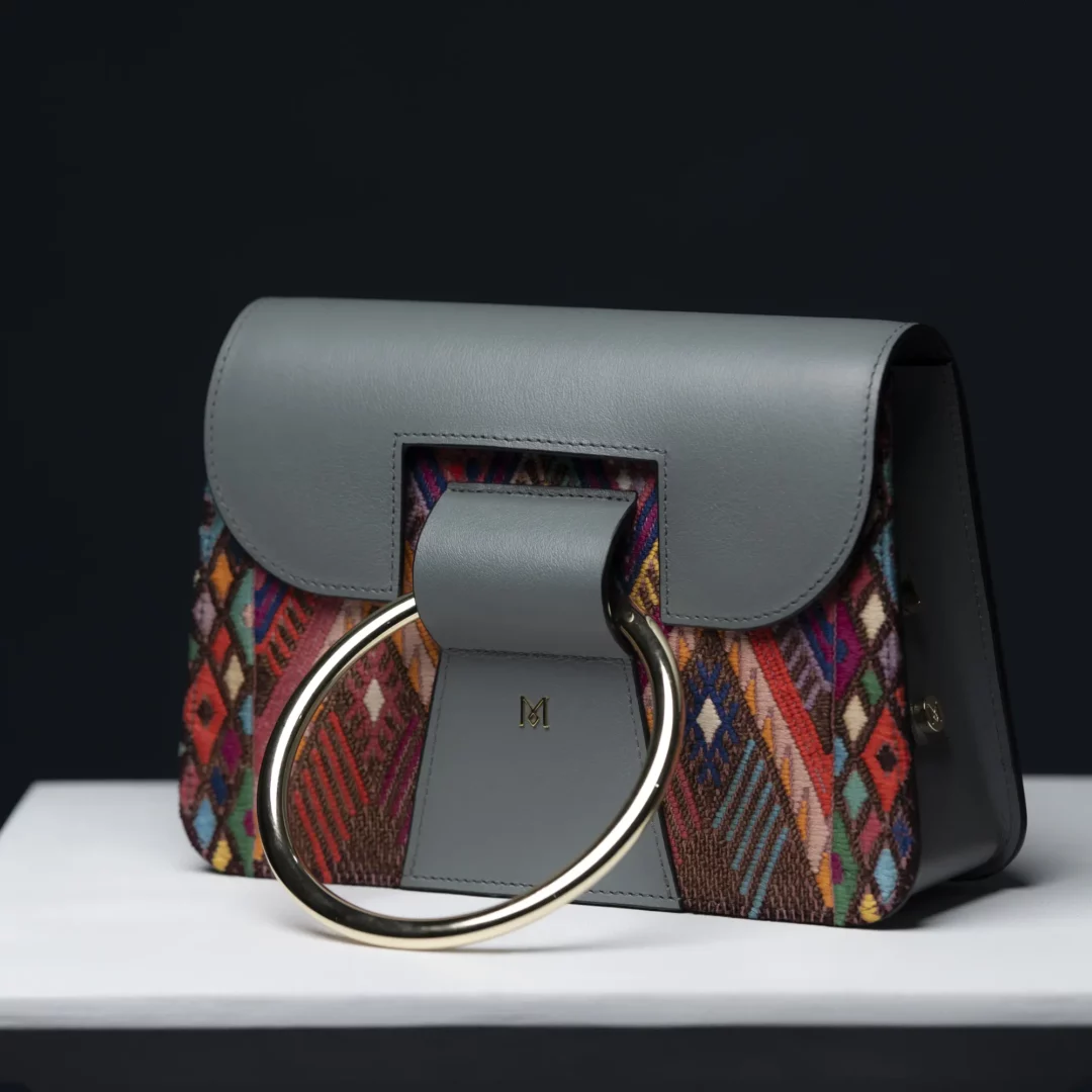 Sac à main en cuir et Huipil de Marimba Couture, modèle El Nativo de couleur gris