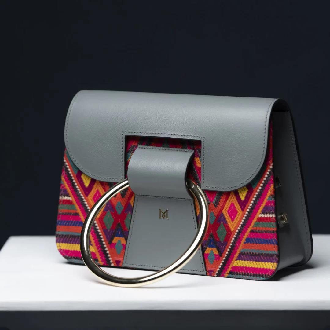 Sac à main en cuir et Huipil de Marimba Couture, modèle El Nativo de couleur gris