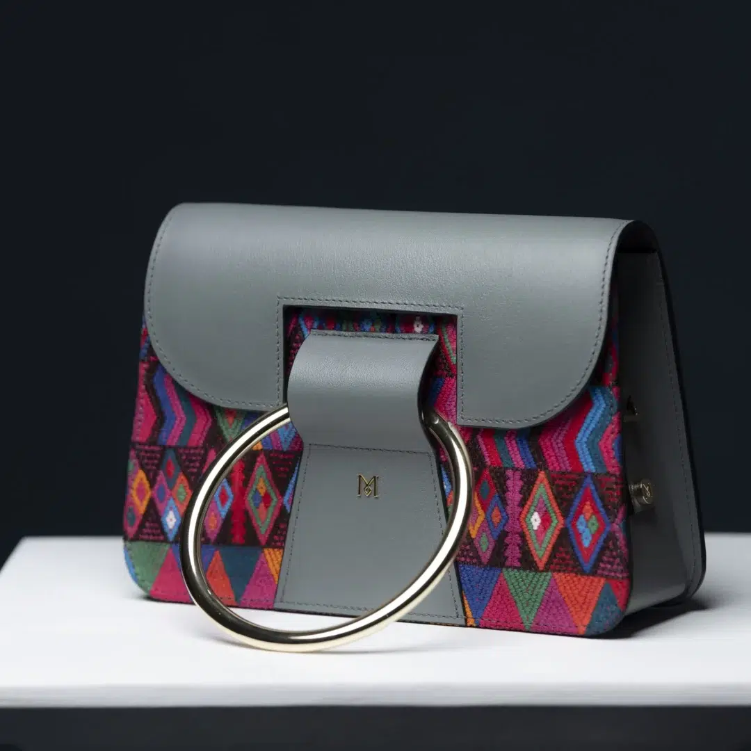 Sac à main en cuir et Huipil de Marimba Couture, modèle El Nativo de couleur gris