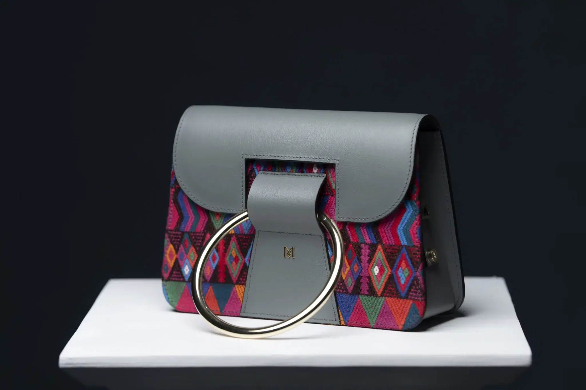 Sac à main en cuir et Huipil de Marimba Couture, modèle El Nativo de couleur gris