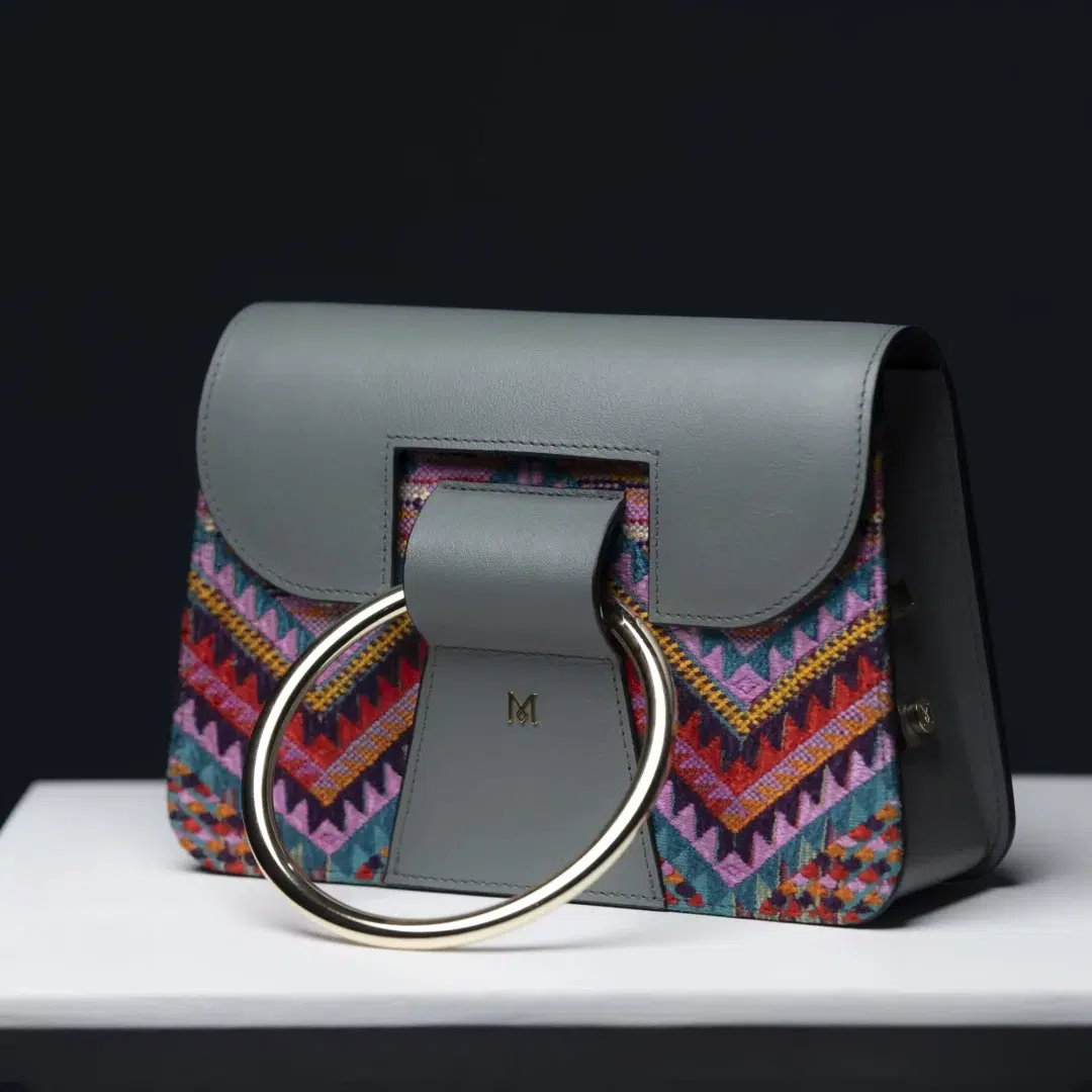 Sac à main en cuir et Huipil de Marimba Couture, modèle El Nativo de couleur gris