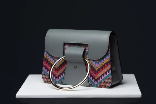 Sac à main en cuir et Huipil de Marimba Couture, modèle El Nativo de couleur gris